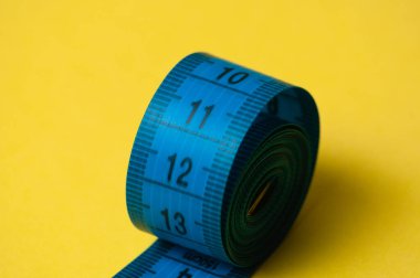 Sarı arka planda santimetre. Konsept diyet, sağlıklı beslenme ve kilo kaybı