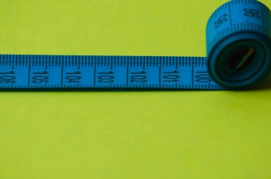 Yeşil arka planda santimetre. Konsept diyet, sağlıklı beslenme ve kilo kaybı