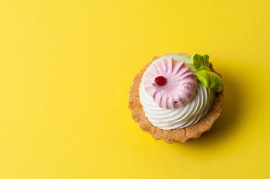 Sarı arka planda lezzetli bir pasta.