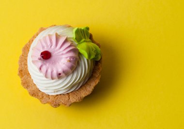 Sarı arka planda lezzetli bir pasta.