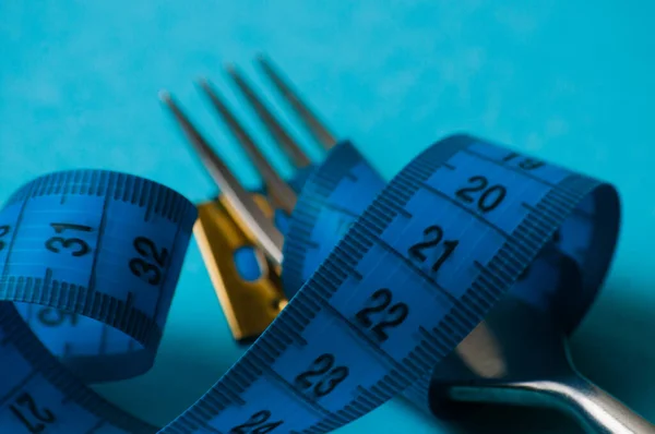 Zentimeter Und Gabel Auf Blauem Hintergrund Makro Konzept Ernährung Gesunde — Stockfoto
