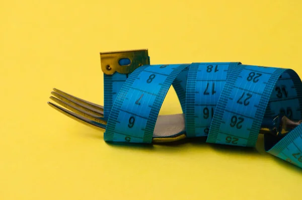 Centímetro Tenedor Sobre Fondo Amarillo Concepto Dieta Nutrición Saludable Pérdida —  Fotos de Stock