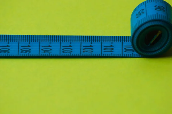 Zentimeter Auf Grünem Hintergrund Konzeptdiät Gesunde Ernährung Und Gewichtsverlust — Stockfoto