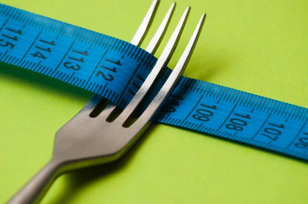 Zentimeter Und Gabel Auf Grünem Hintergrund Konzeptdiät Gesunde Ernährung Und — Stockfoto