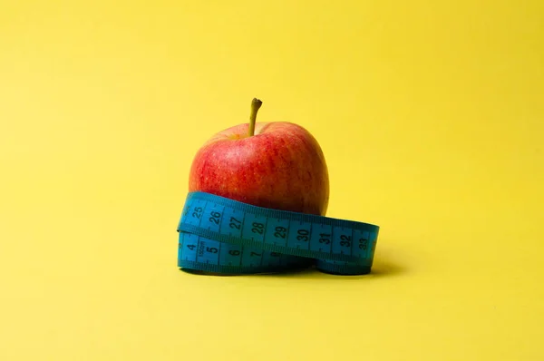 Roter Apfel Und Acentimeter Auf Gelbem Hintergrund Das Konzept Von — Stockfoto