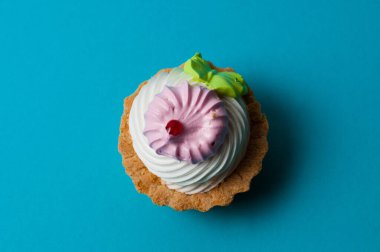 Kek mavi arkaplanda. Tatil konsepti, diyet eksikliği ve kilo alma