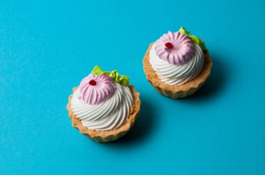 Mavi arka planda iki kek. Tatil konsepti, diyet eksikliği ve kilo alma