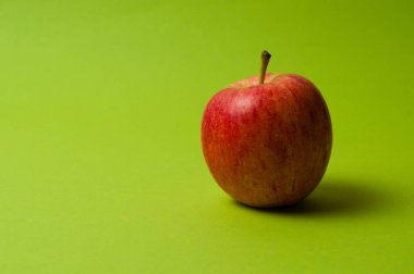 Yeşil arka planda elma. Sağlıklı beslenme, kalori sayısı ve kilo kaybı konsepti