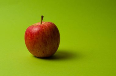 Yeşil arka planda elma. Sağlıklı beslenme, kalori sayısı ve kilo kaybı konsepti