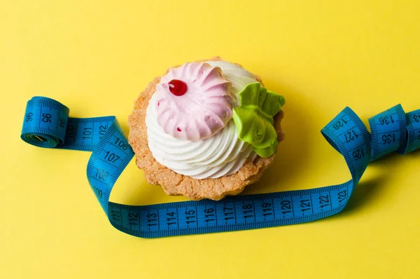 Kuchen Und Zentimeter Auf Gelbem Hintergrund Kalorien Und Ernährungskonzept — Stockfoto