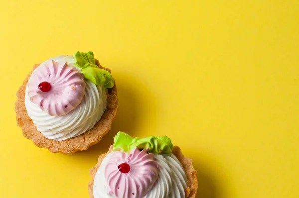 Két Torta Sárga Háttérrel Üdülési Koncepció Testsúlykontroll Egészséges Táplálkozás — Stock Fotó