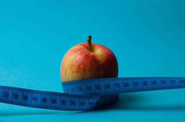 Ein Apfel Auf Blauem Grund Und Ein Zentimeter Gesunde Ernährung — Stockfoto