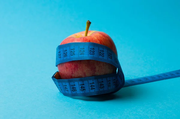 Una Manzana Sobre Fondo Azul Centímetro Alimentación Saludable Recuento Calorías —  Fotos de Stock