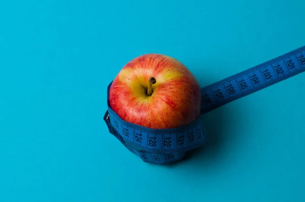 Una Manzana Sobre Fondo Azul Centímetro Alimentación Saludable Recuento Calorías —  Fotos de Stock