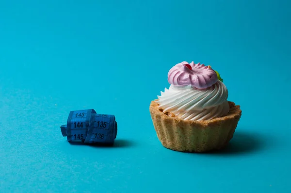 Pastel Centímetro Sobre Fondo Azul Concepto Calorías Dieta — Foto de Stock