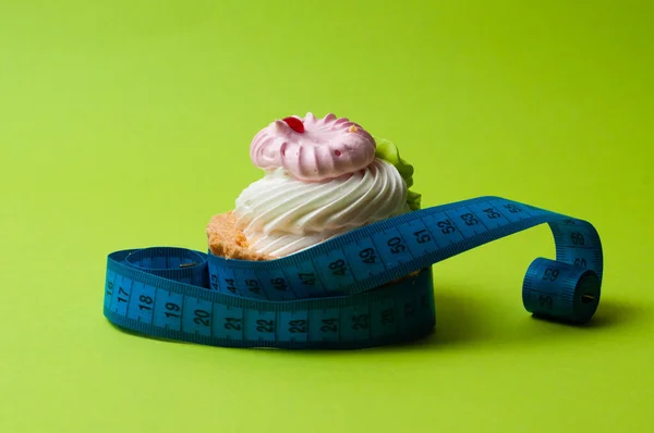Kuchen Und Zentimeter Auf Grünem Hintergrund Kalorien Und Ernährungskonzept — Stockfoto