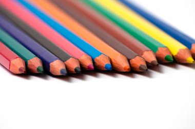 Beyaz arkaplanda birçok renkli kalem