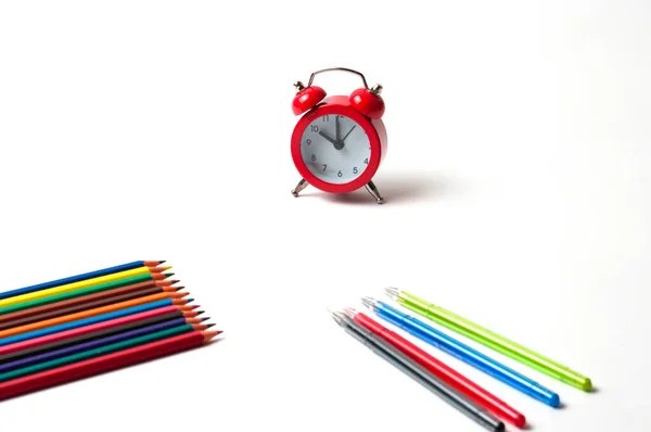 Potloden Horloges Punaises Gekleurde Pennen Witte Achtergrond Begrip Afstandsonderwijs — Stockfoto
