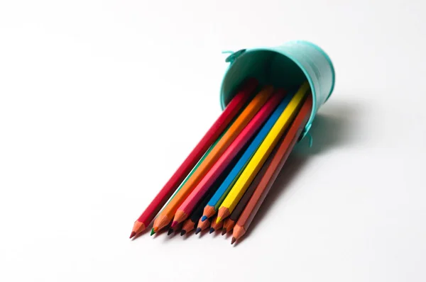 Crayons Couleur Dans Seau Décoratif Stand Sur Fond Blanc — Photo