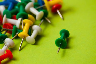 Yeşil tasarımcı kağıdındaki farklı renklerin birçok küçük harfi.