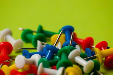 Yeşil tasarımcı kağıdındaki farklı renklerin birçok küçük harfi.