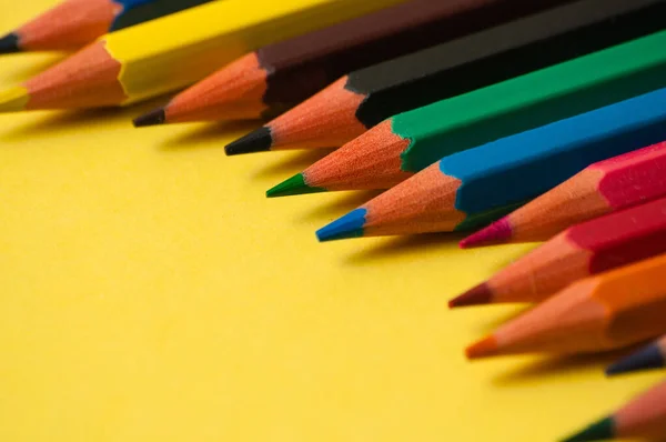 Lápis Coloridos Para Desenho Sobre Fundo Amarelo — Fotografia de Stock