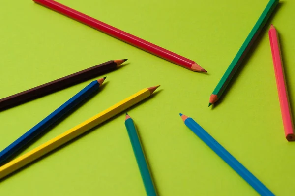 Yeşil Tasarım Kağıdında Farklı Renkte Kalemler — Stok fotoğraf