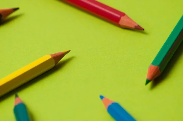 Lápis Cores Diferentes Sobre Papel Design Verde — Fotografia de Stock