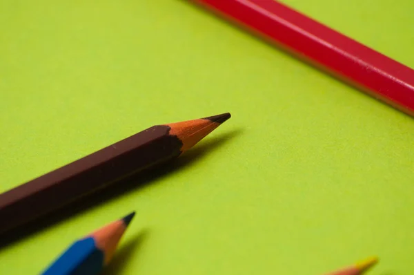 Lápis Cores Diferentes Sobre Papel Design Verde — Fotografia de Stock