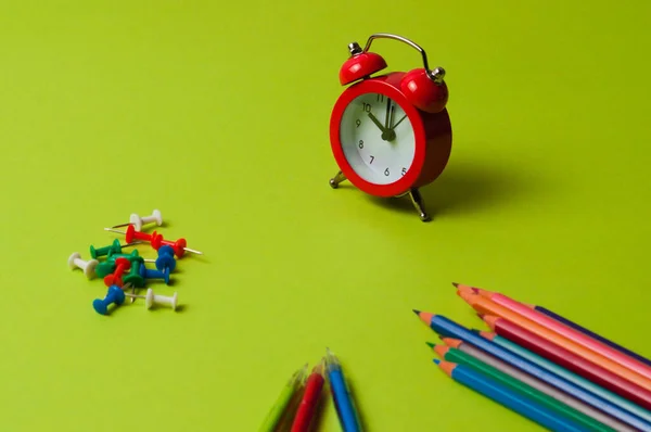 Potloden Pennen Drukknopen Klok Groen Designerpapier — Stockfoto