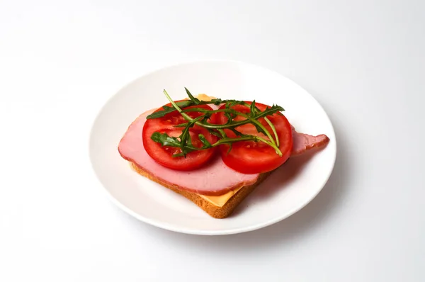 Sándwich Bálsamo Queso Pan Tomates Rúcula Plato Blanco Plato —  Fotos de Stock