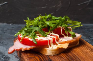 Jambon ya da balyk, roka, peynir, domates ve mayonezli iştah açıcı sandviç.