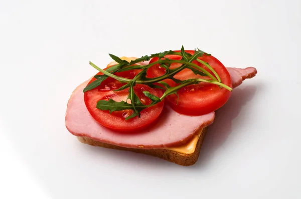 Sandwich Aus Balyk Käse Brot Tomaten Und Rucola Auf Einem — Stockfoto