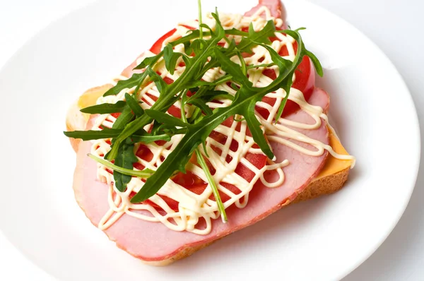 Sandwich Mit Toast Stör Tomaten Rucola Käse Und Mayonnaise Auf — Stockfoto