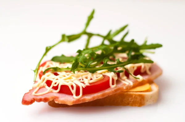 Sandwich Fatto Pane Toast Balyk Pomodori Rucola Formaggio Maionese Una — Foto Stock