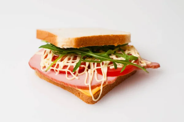 Sandwich Aus Brot Für Toast Balyk Tomaten Rucola Käse Und — Stockfoto