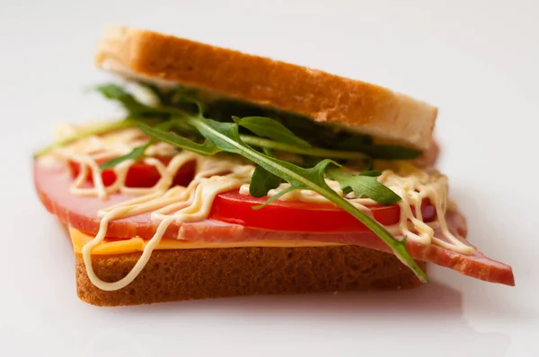 Sandwich Aus Brot Für Toast Balyk Tomaten Rucola Käse Und — Stockfoto