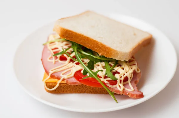 Leckeres Sandwich Mit Schinken Oder Balyk Tomaten Rucola Käse Mayonnaise — Stockfoto