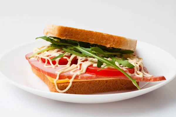 Leckeres Sandwich Mit Schinken Oder Balyk Tomaten Rucola Käse Mayonnaise — Stockfoto