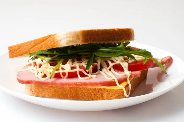Leckeres Sandwich Mit Schinken Oder Balyk Tomaten Rucola Käse Mayonnaise — Stockfoto