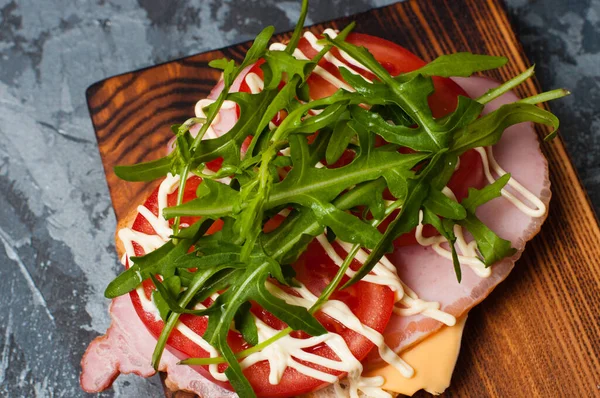 Panino Appetitoso Con Prosciutto Balyk Rucola Formaggio Pomodori Maionese Tagliere — Foto Stock