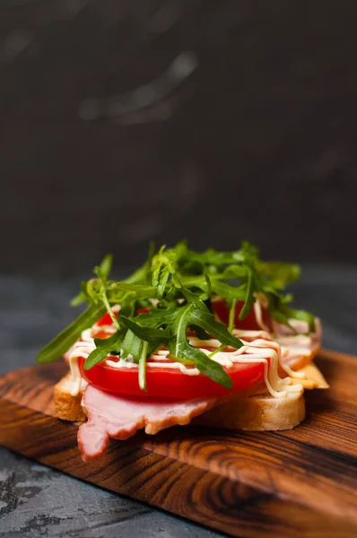 Sandwich Apetitoso Con Jamón Balyk Rúcula Queso Tomates Mayonesa Tabla — Foto de Stock