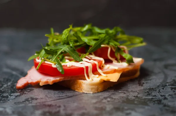 Delizioso Panino Con Prosciutto Storione Rucola Formaggio Pomodoro Maionese Sfondo — Foto Stock