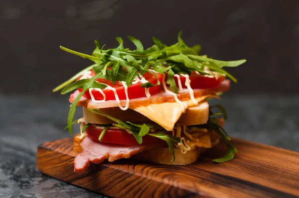 Sanduíche Grande Saboroso Muito Apetitoso Com Presunto Balyk Arugula Queijo — Fotografia de Stock