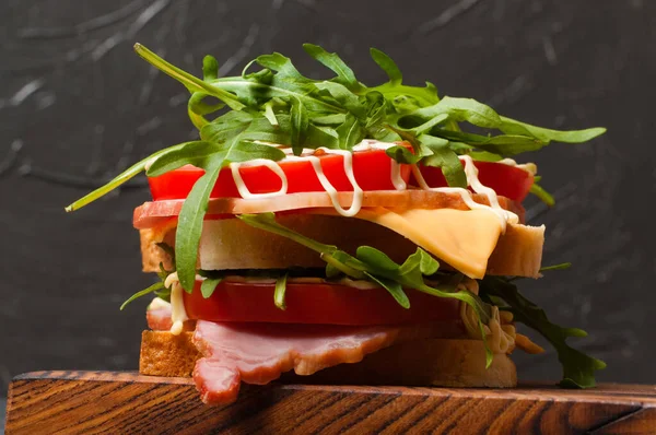 Sanduíche Grande Saboroso Muito Apetitoso Com Presunto Balyk Arugula Queijo — Fotografia de Stock