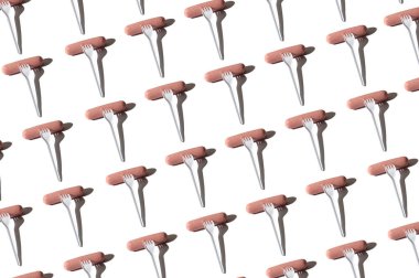 Beyaz arka planda desen, sosis ve plastik çatal.