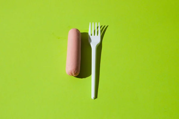 Salchichas Tenedor Plástico Sobre Fondo Verde — Foto de Stock