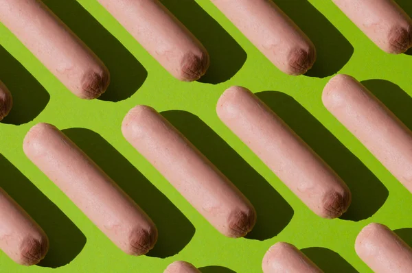 Motif de nombreuses saucisses sur un fond vert vif — Photo