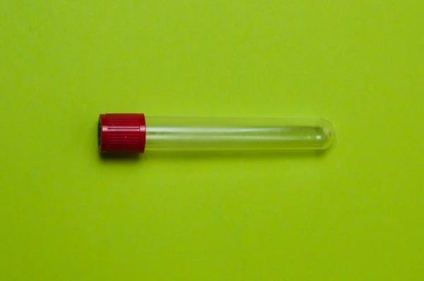 緑の背景に一つの血液採取管 — ストック写真