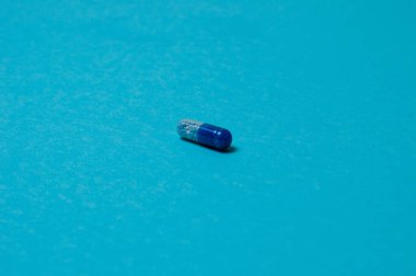 Mavi arkaplan üzerine haplar, metin için yer ile izole.